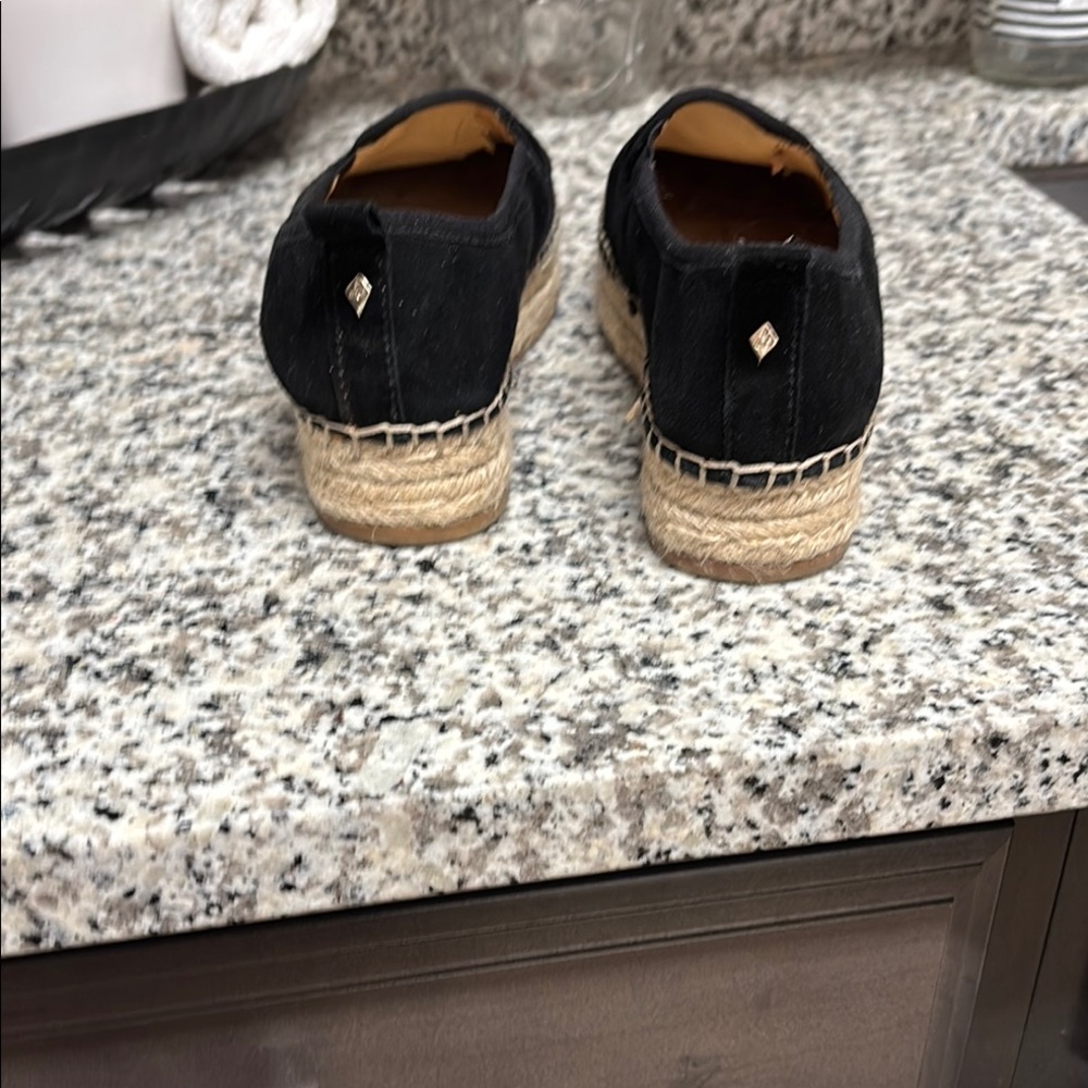 Black Espadrilles
The inside has some peeling but in the outside brand new - Picture 3 of 4
